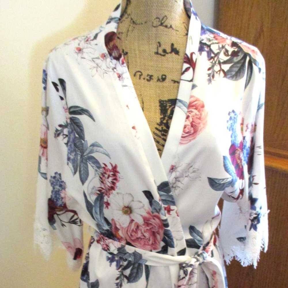 Le Rose Ivory Floral 3/4 Sleeve Kimono Robe w/Ivory Lace Trim. Belted, Size M/L